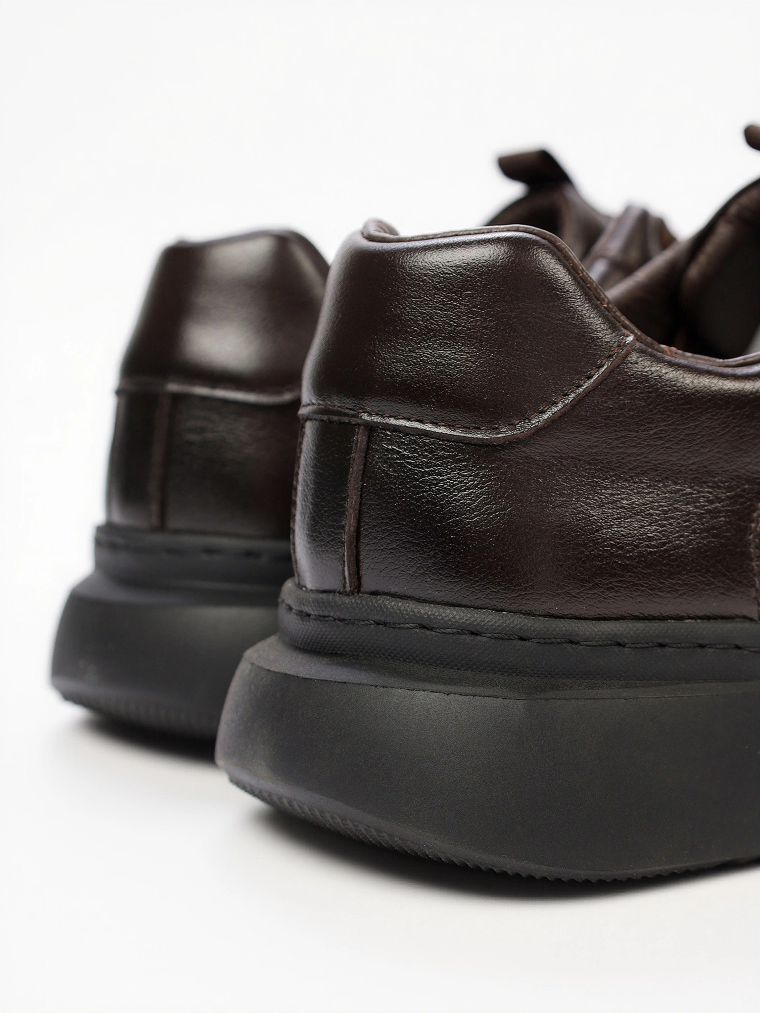 Кроссовки коричневого цвета на средней подошве